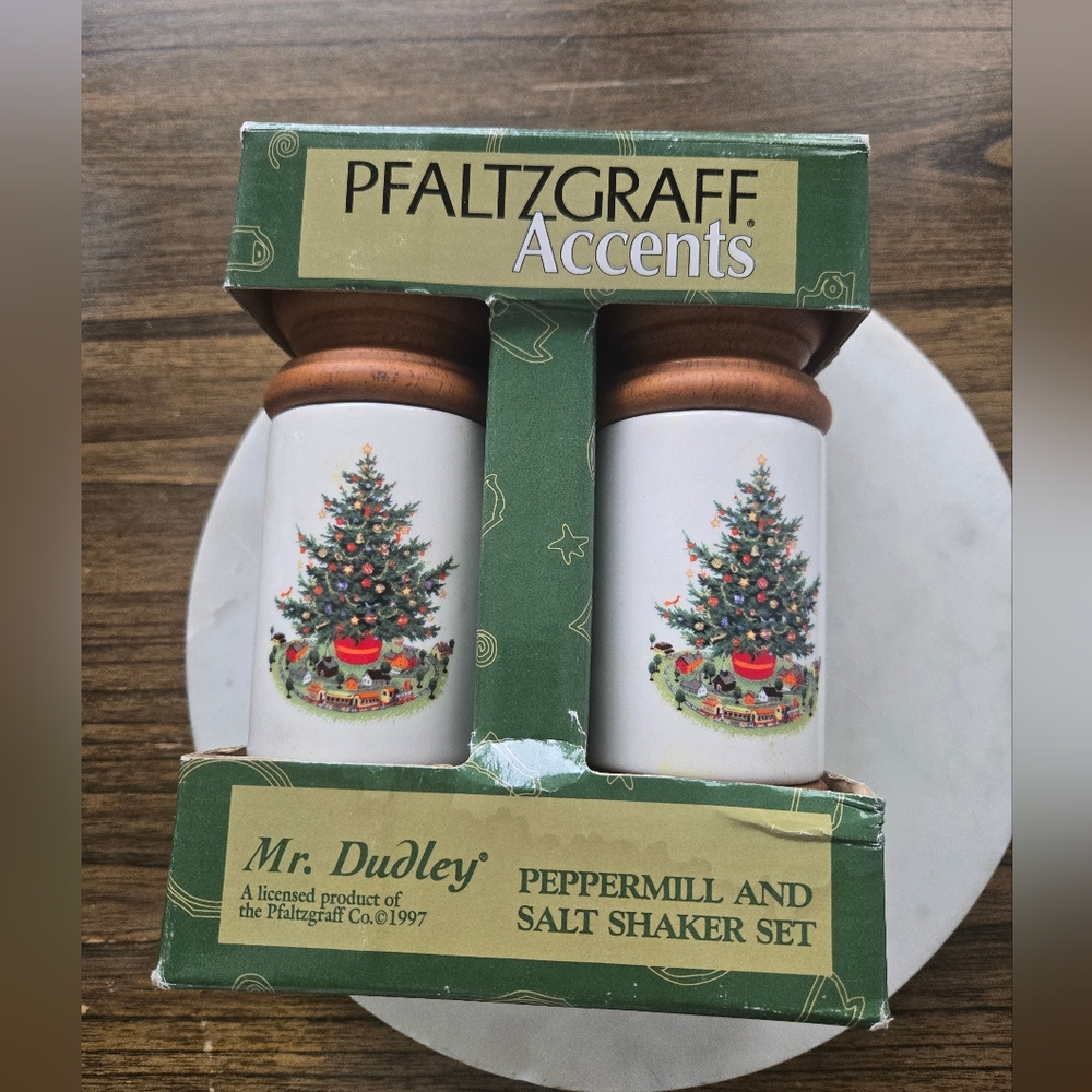 Pfaltzgraff Peppermill And Shaker Set Christmas Vintage
